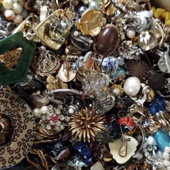 3 LB Big Tangled Jewelry Lot!! tons, and tons of silver and gold chains - Picture 4 of 4